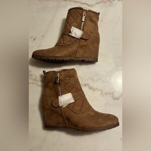 Unisa Women’s Camel Brown Tayya Wedge Ankle Bootie Quilted Faux Suede size 10
